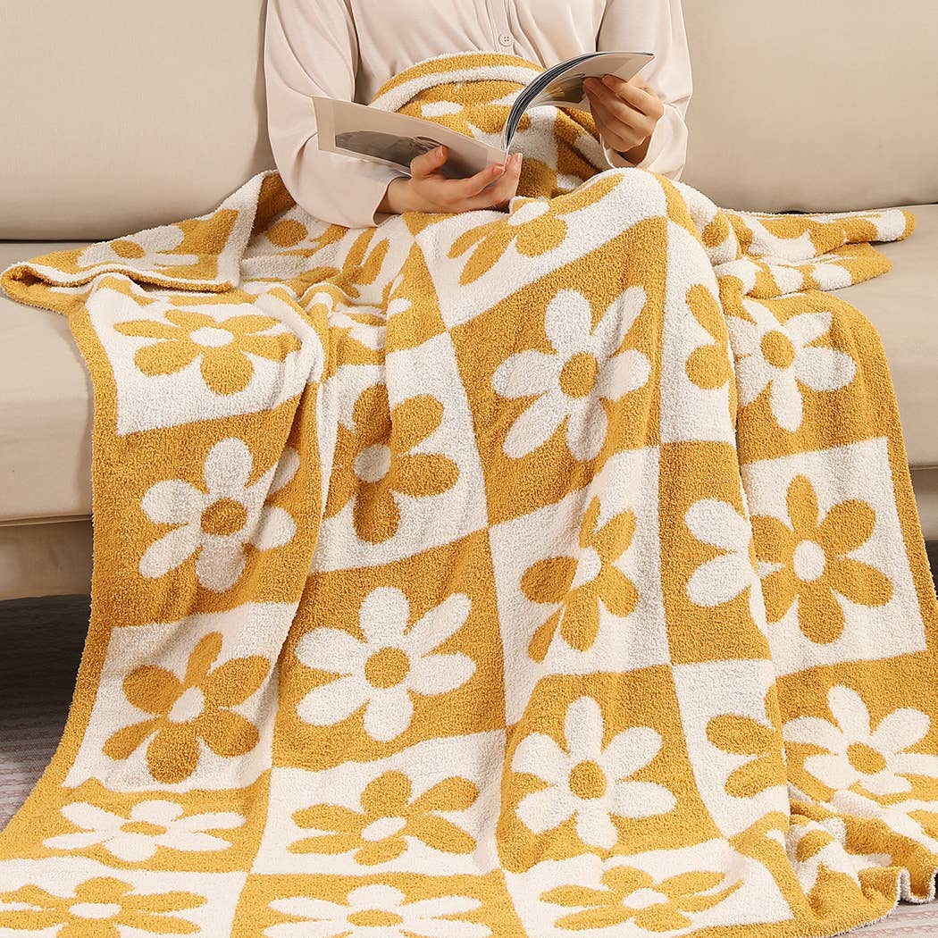 DAISY AND CHECKERED Print Soft Cozy Throw Blanket: BEIGE / ONE SIZE